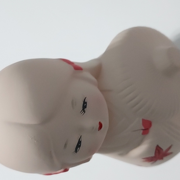 Hakata porcelain bisque doll w/parsol 5 in. Hx4 in.W. Made in Japan Multicolors. - Picture 7 of 9